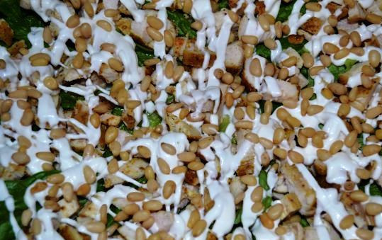 1. Этап. Салат Тиффани: Затем нарежьте её кубиками и выложите на заранее разложенные на блюде листья зеленого салата. Покройте сеточкой майонеза.