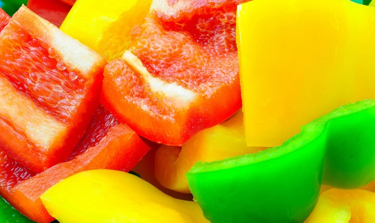 1. Этап. Баранина с болгарским перцем: Болгарский перец моем, удаляем плодоножку и семена, режем на довольно крупные дольки.