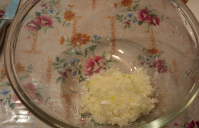 1. Этап. Куриные котлеты с батоном: Репчатый лук нарезать мелким кубиком. Можно использовать комбайн для нарезки (чтобы не плакать).