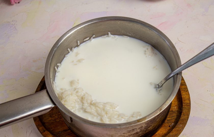 1. Этап. Рисовая запеканка с вишней: К рису влейте молоко, добавьте соль и сахар. Доведите до кипения и снимите с плиты. Дайте немного остыть до теплого.