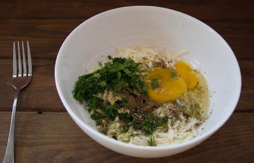 1. Этап. Пирог с зеленью и брынзой: В начинку вбейте яйцо. Добавьте специи. Перемешайте все до однородности.