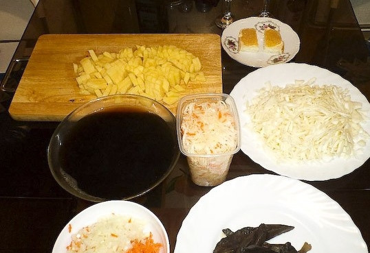 1. Этап. Щи Петровские: Грибы проварите в замоченной воде минут 15, отделите их от жидкости, но ее обязательно приберегите на потом. Все ингредиенты для щей измельчите.