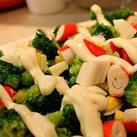 Крабовый салат с брокколи