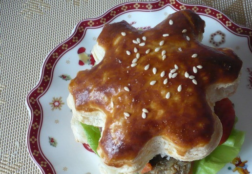 1. Этап. Филе бедра индейки с овощами запеченное: Сверху положить вторую половинку слойки. Закуска готова.