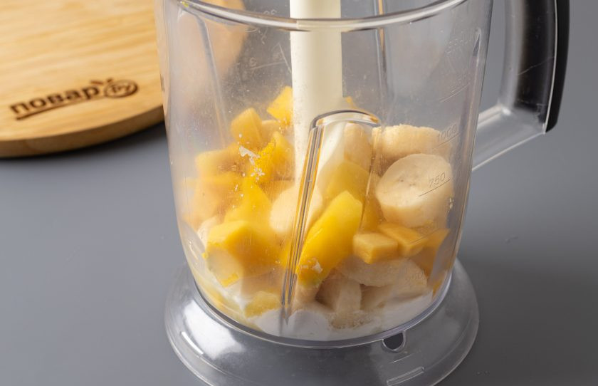 1. Этап. Мангово-кокосовый смузи: Все ингредиенты измельчите в блендере до однородной консистенции.