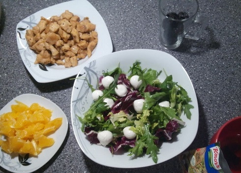 1. Этап. Салат из курицы с апельсинами: Вымоем и просушим листики салата. Апельсин очистим и нарежем на небольшие кусочки. Нарежем моцареллу и чернослив.