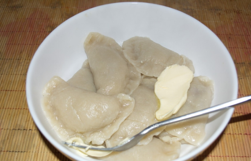 1. Этап. Вареники по-донскому: Отварите вареники в соленой кипящей воде. Достаньте вареники из воды шумовкой. Добавьте сливочное масло. Пару раз встряхните.