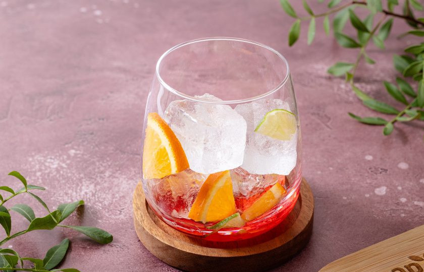 1. Этап. Гавайский пунш: Затем добавьте лед и несколько фруктовых долек апельсина и лайма.