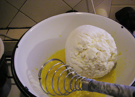 1. Этап. Сыр с дырками в домашних условиях: Растопите масло на водяной бане. Взбитые яйца соедините с растопленным сливочным маслом, затем добавьте творожную массу.