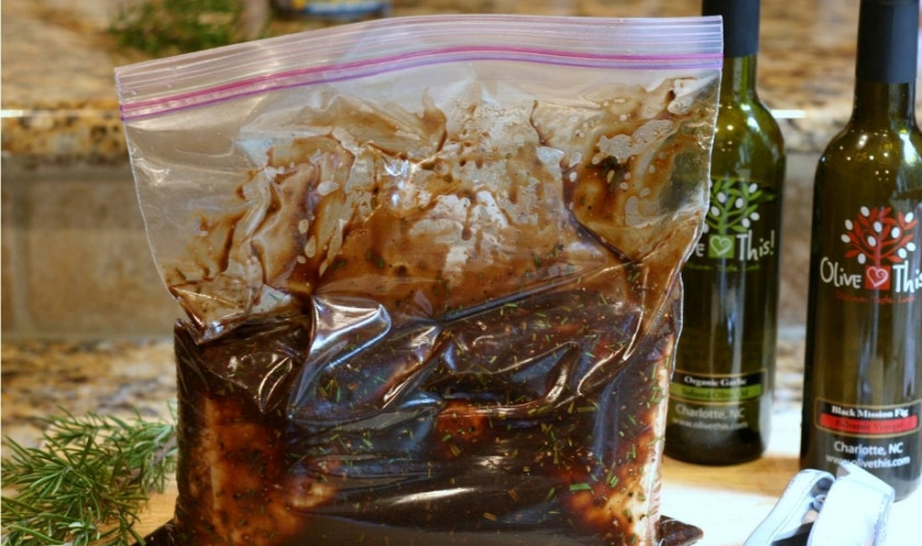 1. Этап. Балык из свинины в духовке: 1. Измельчим чеснок и розмарин, смешаем с томатной пастой, солью, перцем и уксусом. В этой смеси маринуем наше мясо примерно три часа.