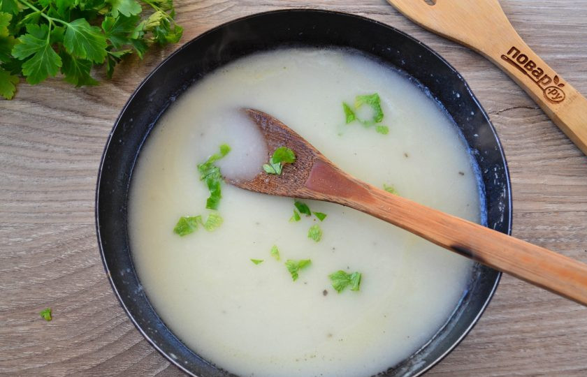 1. Этап. Запеченная свинина с розмарином и чесноком: Затем влейте 1 стакан бульона и доведите до однородной консистенции. В конце посолите, добавьте немного душистого перца и мелко нарезанную петрушку.