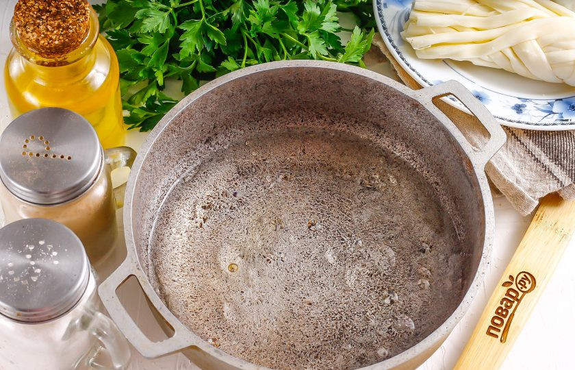 1. Этап. Эларджи: Влейте горячую воду и растительное масло в казан или ковш с антипригарным дном.