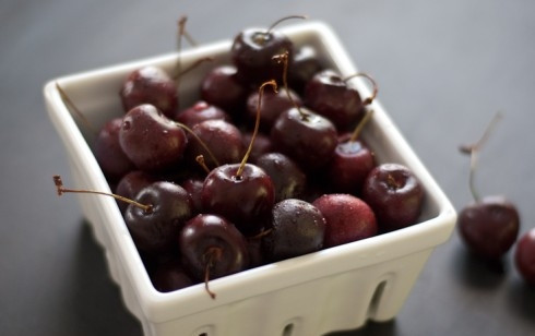 1. Этап. Торт в виде собаки: 1. Итак, вишни тщательно моем, обсушиваем, достаем косточки. Стараемся не упустить ни капли сока: он сделает торт вкуснее. Так что чистим прямо над миской, где будет тесто.