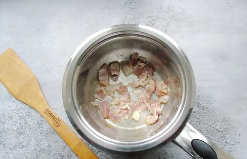 1. Этап. Гороховая каша по-английски: Жарьте бекон с маслом минут 5-6, периодически перемешивая.