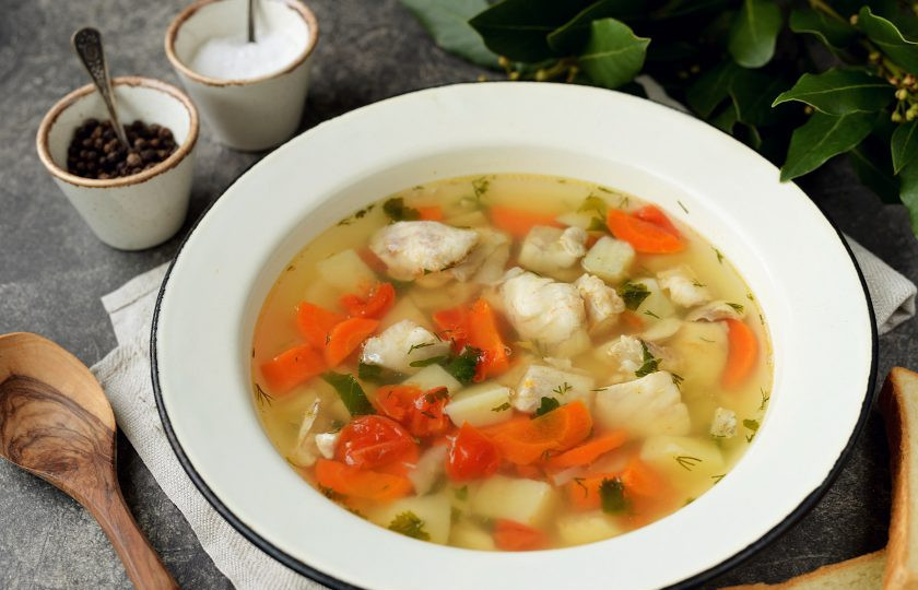 1. Этап. Уха из сибаса: Спустя время разлейте уху из сибаса по порционным тарелкам и зовите домашних к обеденному столу. Приятного аппетита!