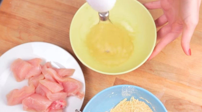 1. Этап. Домашние наггетсы: 2. Приготовьте панировку: для этого смешайте муку, куркуму, соль, панировочные сухари и тертый сыр (можно взять пармезан либо другой твердый сыр). Затем взбейте яйцо венчиком либо миксером.