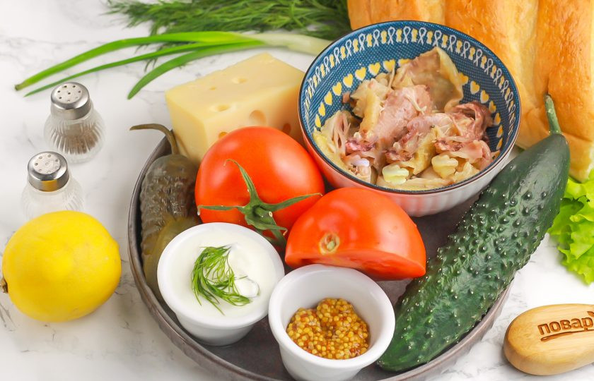 1. Этап. Салат Тёщин: Подготовьте указанные продукты. Куриную грудку или другую часть тушки с мякотью отварите заранее и остудите.