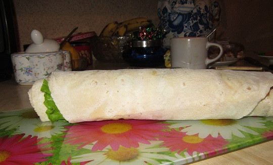 1. Этап. Лаваш с корейской морковкой и сыром: 5. Теперь аккуратно сверните в рулет, прижимая плотно каждый раз. Лучше всего обернуть лаваш с корейской морковкой и сыром в домашних условиях пищевой пленкой и отправить в холодильник минут на 40. После можно нарезать острым ножом порционными кусочками и пробовать, что получилось.