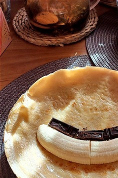 1. Этап. Начинка для блинов мгновенная: Время приготовления даю без приготовления блинов. Их напеките заранее любым, вами любимым, способом. Снимая со сковороды, промажьте каждый блин сливочным маслом. С ним вкусней! Вот таким образом укладываем на блин половинку банана, разрезав его вдоль, и дольки шоколада. Заворачиваем и ставим в СВЧ на 1,5 минуты при мощности 800. Всё! ВАЖНО: заворачивайте банан и шоколад отступив от края, а то потечёт. Банан размягчится и шоколад расплавится.