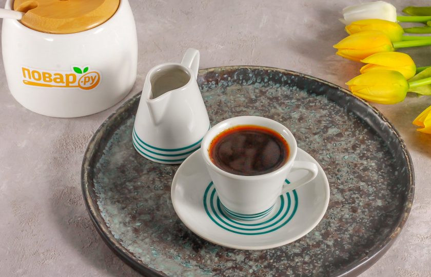 1. Этап. Кофе Американо в турке: Свежесваренный кофе перелейте в чашку — перед вами стандартный классический 