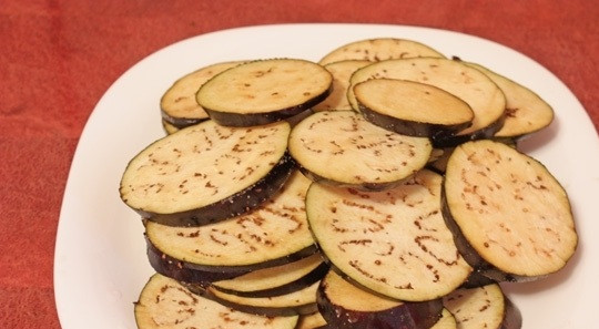 1. Этап. Запеченные кабачки с баклажанами: 1. Рецепт приготовления запеченных кабачков с баклажанами очень простой. Для начала необходимо вымыть, обсушить и нарезать средними по толщине колечками баклажаны. Присыпать их солью и отложить на некоторое время в сторону.