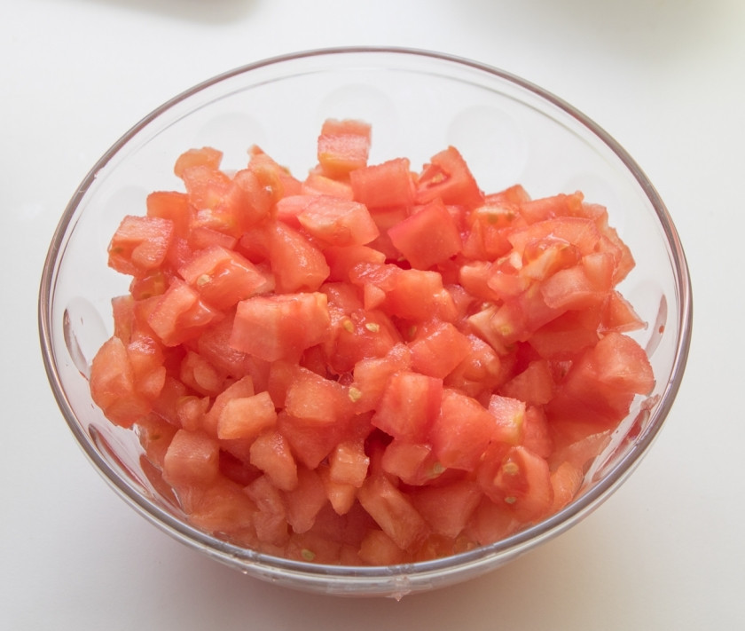 1. Этап. Мусака классическая: Затем нарежьте помидоры небольшим кубиком. Очистите и порежьте лук четвертькольцами.