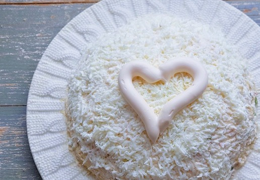 1. Этап. Салат с тунцом Новогодний шар: Белки натереть на мелкой тёрке, распределить следующим слоем, смазать майонезом.