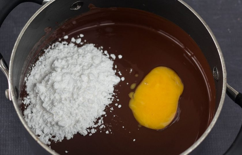 1. Этап. Конфеты на печенье: 3. Затем всыпьте пудру и разбейте яйцо. Помешивая, готовьте ингредиенты, пока они не станут единой консистенцией.