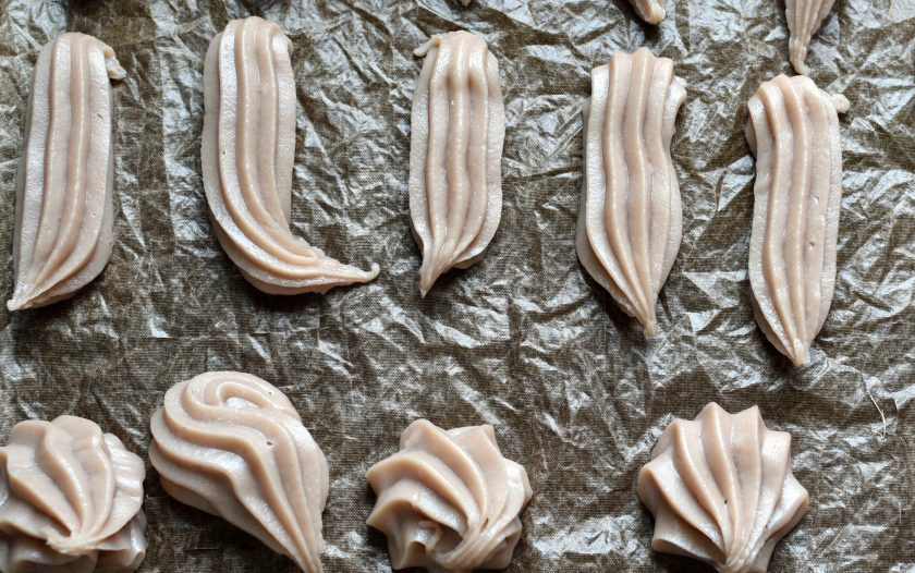 1. Этап. Эклеры Клубника со сливками: Переложите тесто в кондитерский мешок с зубчатой насадкой и отсадите на противень, устеленный пергаментом небольшие колбаски или ракушки. Выпекайте эклеры в уже заранее прогретой до 200 градусов духовке до поднятия теста. Затем уменьшите нагрев до 170 градусов и выпекайте эклеры до полной готовности, не открывая дверцу. Цвет у готовых эклеров должен быть коричневым, а корочка сухой. Готовым эклерам дайте остыть в духовке до теплого состояния, затем перенесите на решетку окончательно остывать.