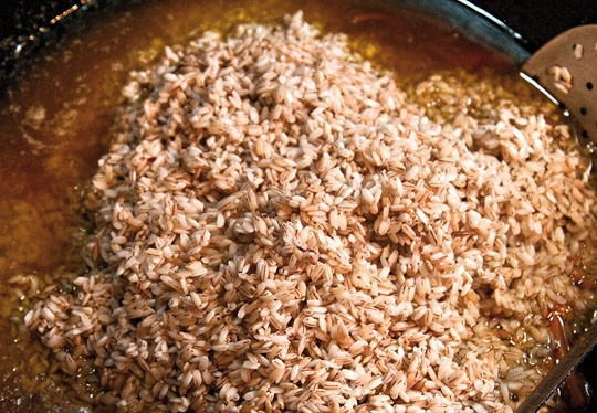 1. Этап. Байрам-плов: Всыпьте рис, добавьте воду.