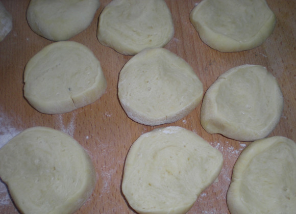 1. Этап. Татарские пирожки с мясом: 6. Следующий этап - это уже непосредственная лепка пирожков. Тесто необходимо разделить на 10-12 равных частей. Удобнее это сделать, если скатать из теста рулет и нарезать его кружочками.