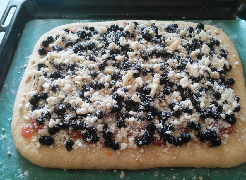 1. Этап. Тыквенный пирог с ягодами и штрейзелем: Распределите ягоды по поверхности пирога и снова посыпьте его крошкой. Дайте пирогу расстояться в течение 10-15 минут, выпекайте в разогретой духовке (190 градусов Цельсия).