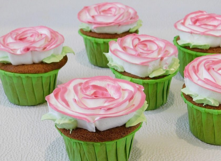 1. Этап. Кексы на День Рождения: Используя пищевой краситель, украсьте кексы по своему вкусу. Дайте им немного постоять в холодильнике, чтобы крем немного застыл. Приятного чаепития!