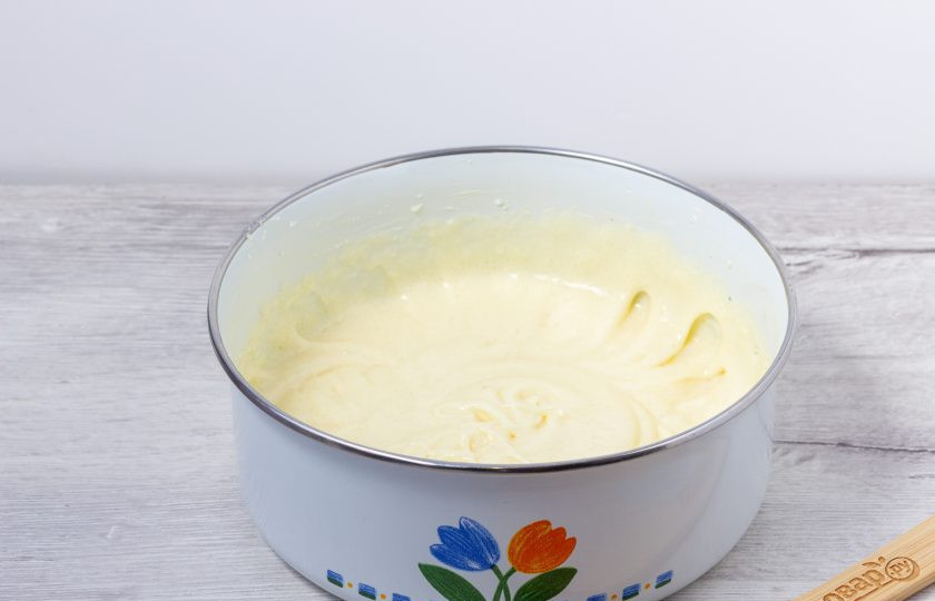 1. Этап. Кекс Уфимский по ГОСТу: Сливочное масло взбейте с сахаром и ванильным сахаром. Затем по одному добавляйте яйца. Взбивайте после каждого яйца в течение 1-2 минут.