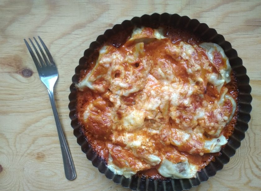 1. Этап. Пельмени в духовке под томатным соусом: 8. Запекайте блюдо в духовке при 180 градусах в течение 10-15 минут. Приятного аппетита!