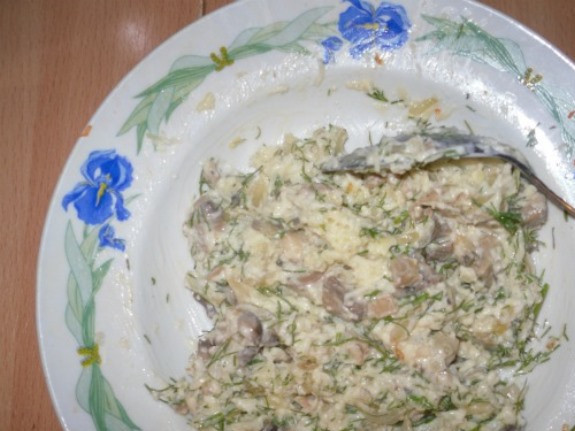 1. Этап. Бутерброды с шампиньонами: Затем смешайте их с тертым сыром, измельченными укропом и чесноком, майонезом.