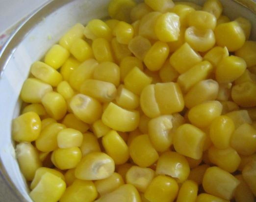 1. Этап. Салат Оливье с крабовыми палочками: Также открываем кукурузу, сливаем жидкость.