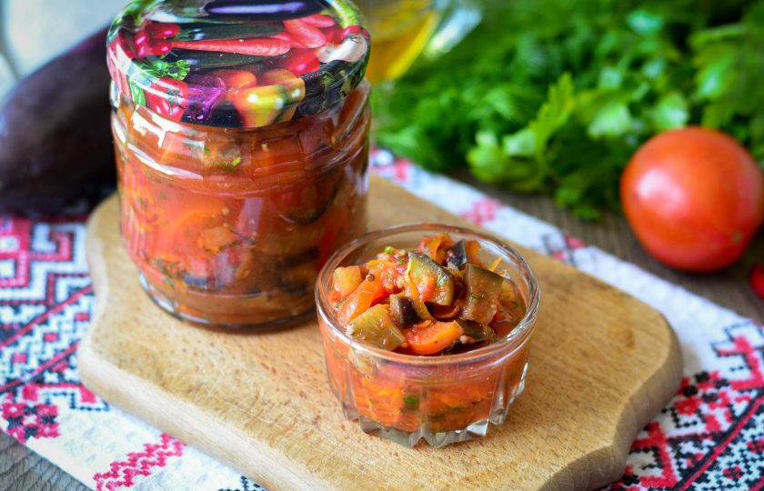 1. Этап. Закуска Бакат: Горячую закуску разложите в чистые простерилизованные банки и закатайте крышками. Выход - 2 баночки по 0,4 литра. Приятного вам аппетита!