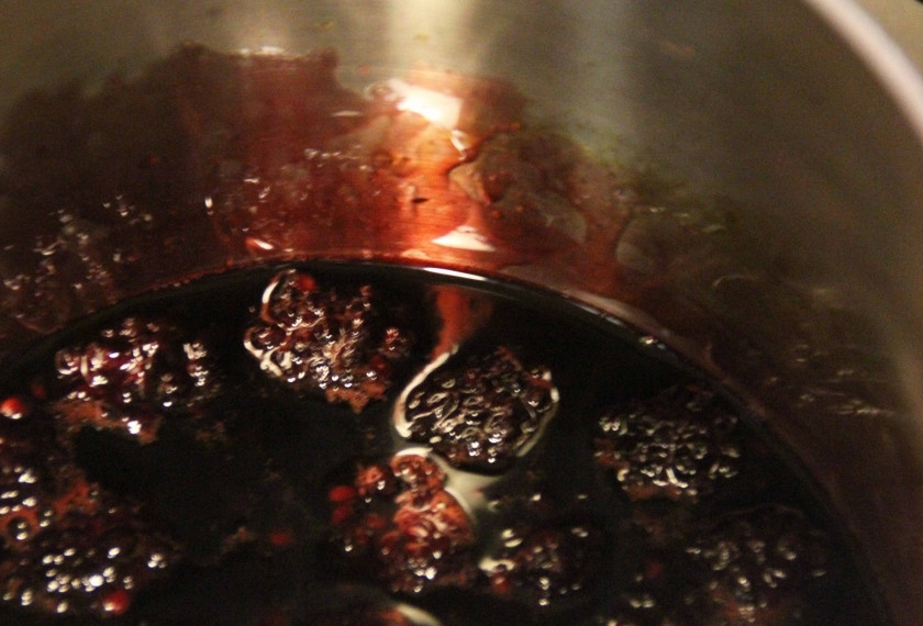 1. Этап. Жареная утиная грудка: Поварите ежевику с сахаром и бальзамическим уксусом. Недолго, пока она не загустеет. Снимите с огня, пока она не начала пригорать.