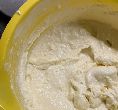 1. Этап. Творожное облачко: Соединим в миске желток, сахар, творог, крахмал, ванилин и сметану. Пробьем массу погружным блендером до однородной консистенции.