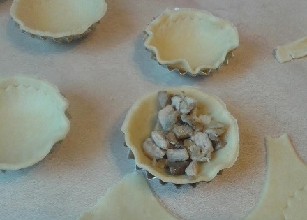 1. Этап. Закрытые тарталетки с курицей и грибами: Раскладываем начинку.