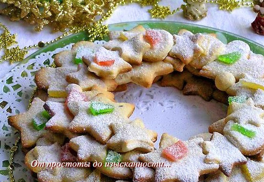 1. Этап. Миндальный рождественский венок: Соберите композицию из венков и подавайте к столу.