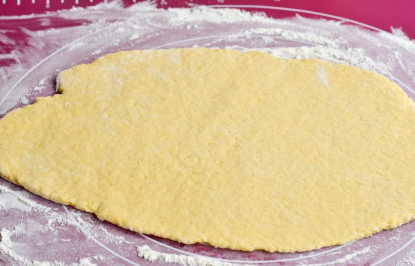 1. Этап. Классические валлийские кейки: Раскатайте тесто в пласт.