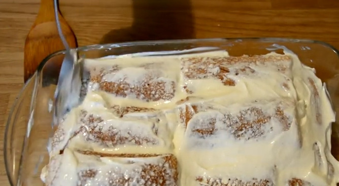 1. Этап. Ажурные блинчики на дрожжах: 7. Выложите начинку на край блинчика, заверните нижний край, затем бока и сверните рулетиком. Сложите блины в огнеупорную посуду. Сверху смажьте сметаной или сливочным маслом и поставьте на полчаса в духовку при 160 градусах.