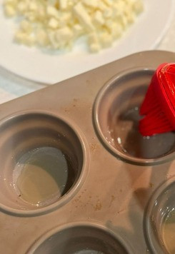 1. Этап. Закусочные маффины из яиц: Форму для маффинов смазать оливковым маслом