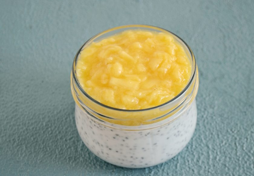 1. Этап. Чиа с манго: Вилкой измельчите ломтики манго в неоднородное пюре. Выложите его сверху пудинга.