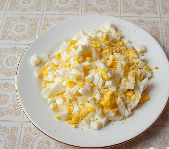 1. Этап. Салат с крабовыми палочками Весёлый краб: 2. Вкрутую отвариваем яйца, очищаем от скорлупы. Небольшими кусочками их нарезаем.