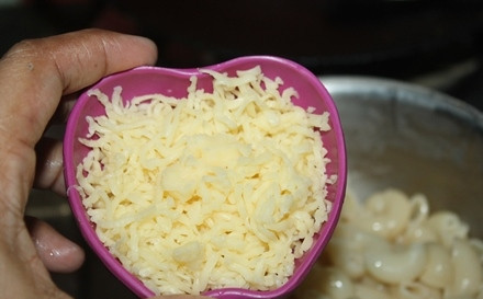 1. Этап. Макароны для детей: Включите небольшой огонь, чтоб молоко закипело, затем добавьте тертый сыр, все хорошо перемешайте и подавайте макарошки своему чаду.