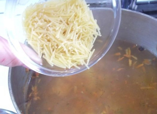 1. Этап. Суп с бычками в томатном соусе: Когда картофель будет почти готов, добавьте в суп вермишель.