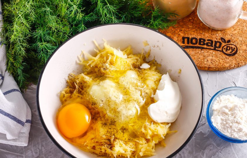 1. Этап. Кремзлики: Вбейте в емкость куриное яйцо, добавьте сметану. Тщательно все взбейте.